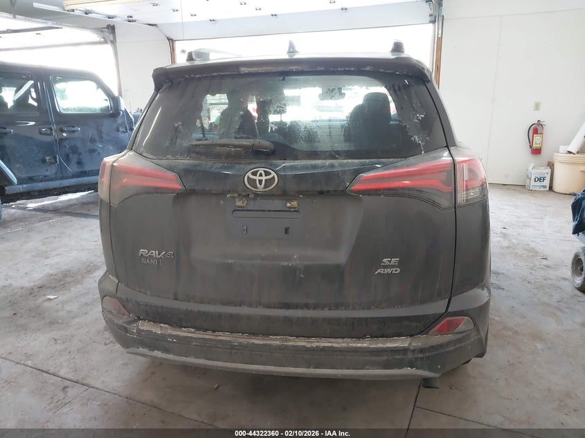 VIN JTMJFREV6JJ226681 2018 TOYOTA RAV4 SE