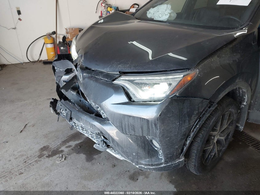 VIN JTMJFREV6JJ226681 2018 TOYOTA RAV4 SE