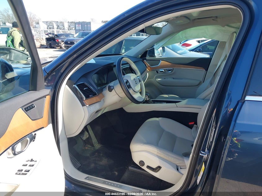 2022 Volvo Xc90 T6 Momentum 7 Passenger