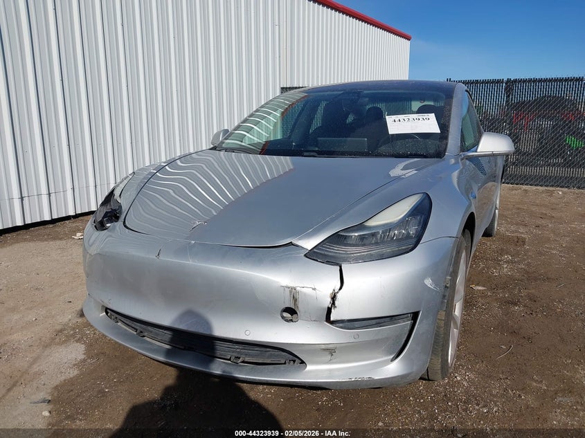 5YJ3E1EA4JF017909 2018 Tesla Model 3 Long Range Mid Range silver