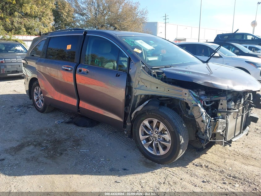 2022 Toyota Sienna Xle