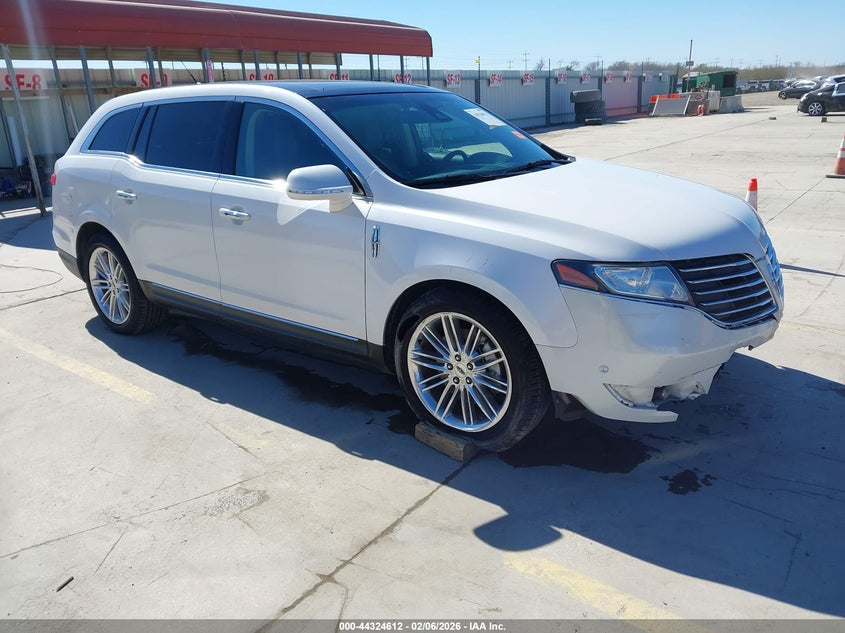 2LMHJ5ATXJBL01221 LINCOLN MKT Photo 1