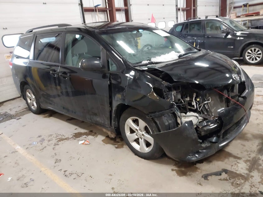 2013 Toyota Sienna Le V6 8 Passenger