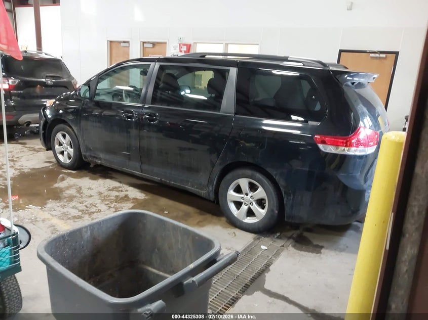 2013 Toyota Sienna Le V6 8 Passenger