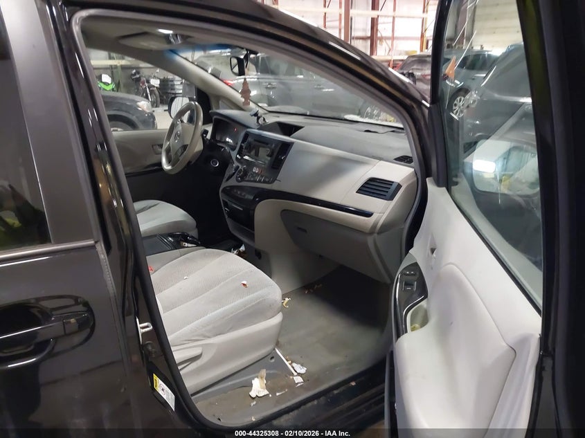 2013 Toyota Sienna Le V6 8 Passenger