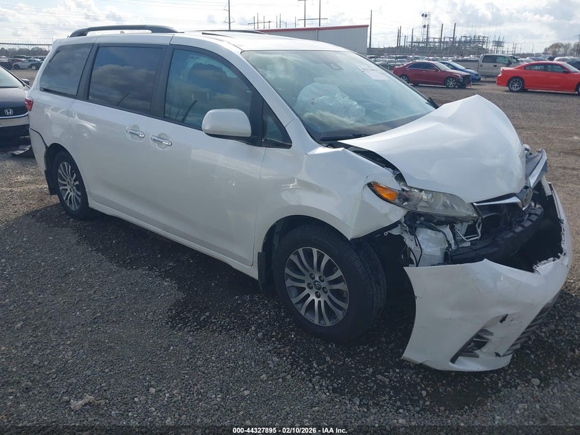 TOYOTA SIENNA XLE 8 PASSENGER