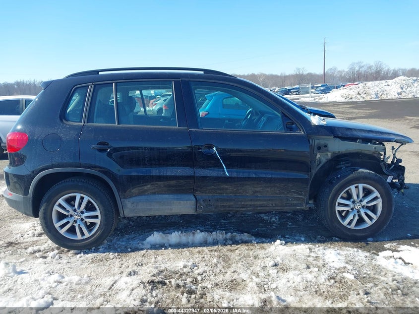 2017 Volkswagen Tiguan 2.0T S VIN: WVGBV7AX5HK001963 Lot: 44327947