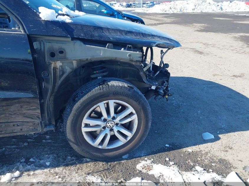 2017 Volkswagen Tiguan 2.0T S VIN: WVGBV7AX5HK001963 Lot: 44327947