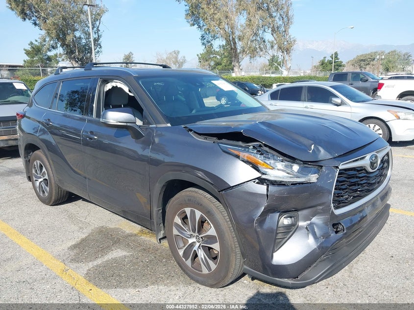 TOYOTA HIGHLANDER XLE 2020