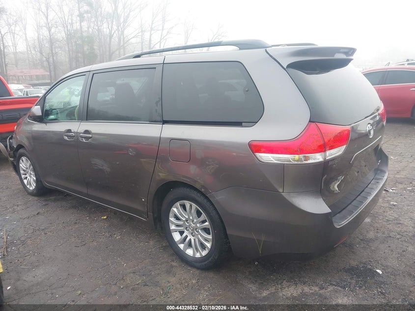 2012 Toyota Sienna Xle V6 8 Passenger