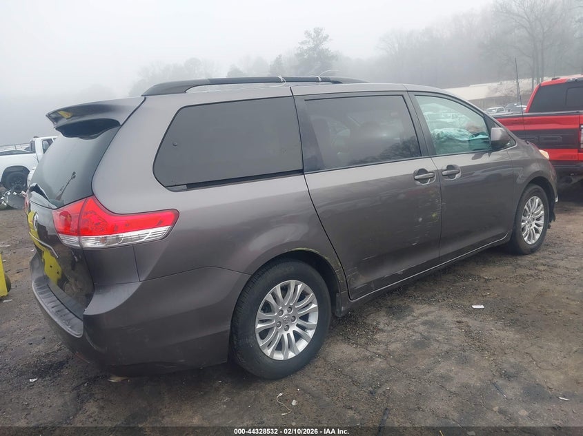2012 Toyota Sienna Xle V6 8 Passenger