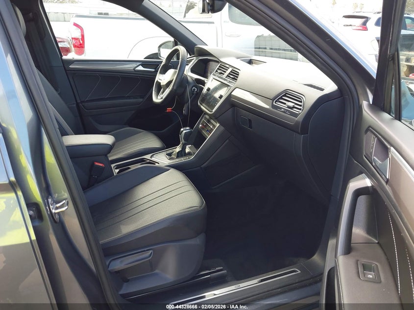 2022 Volkswagen Tiguan 2.0T Se R-Line Black