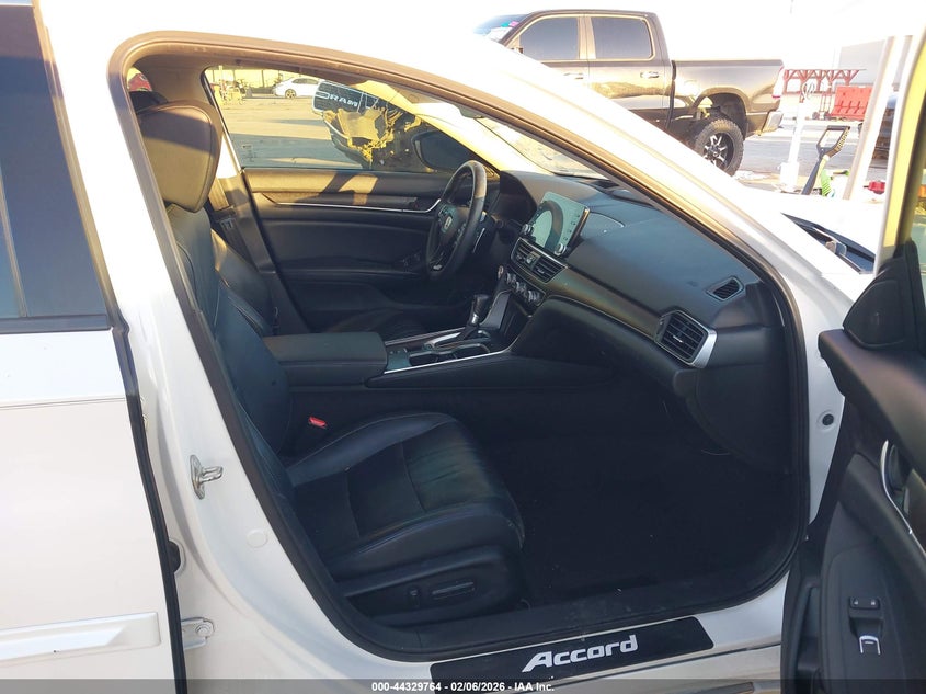 VIN 1HGCV1F92JA085589 2018 HONDA ACCORD TOURING