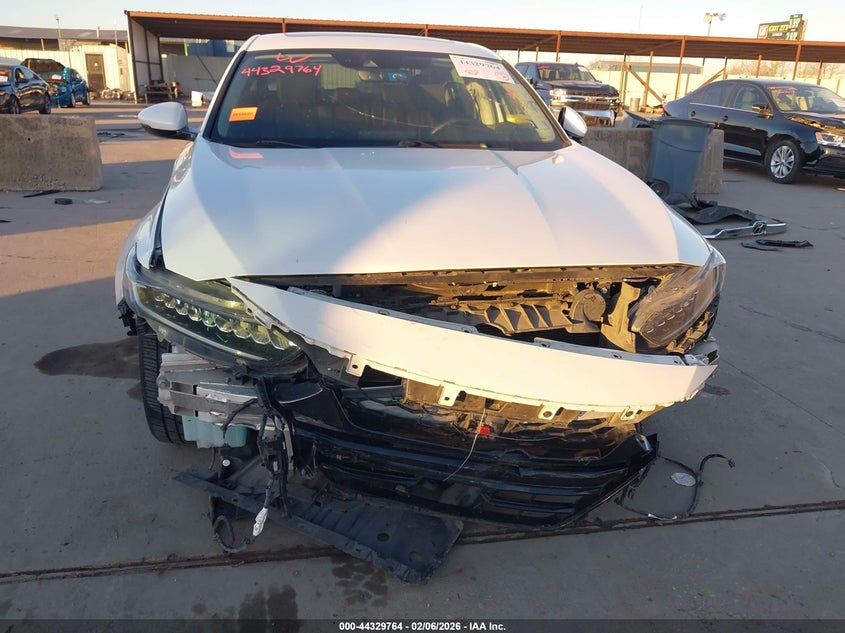 VIN 1HGCV1F92JA085589 2018 HONDA ACCORD TOURING