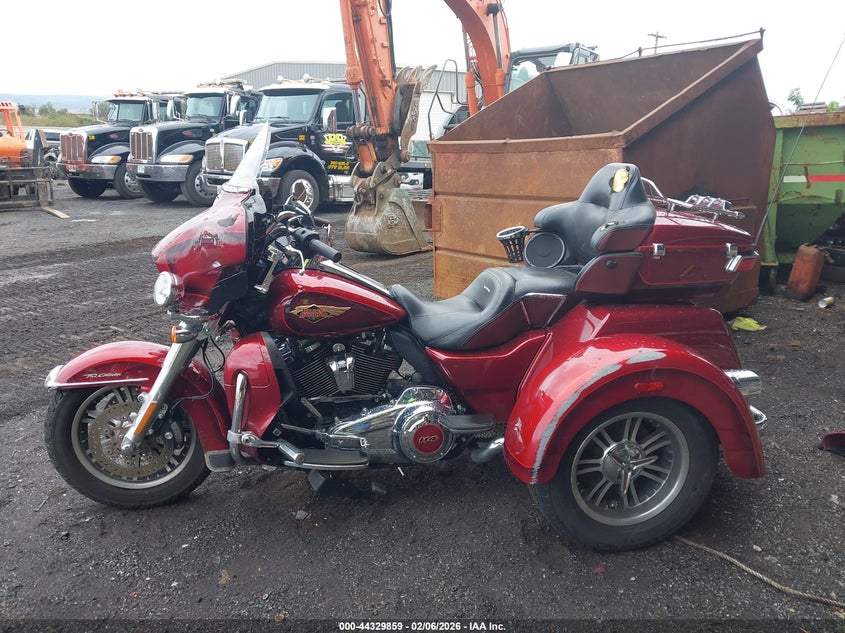 2023 HARLEY-DAVIDSON TRI GLIDE ULTRA MOTO 2