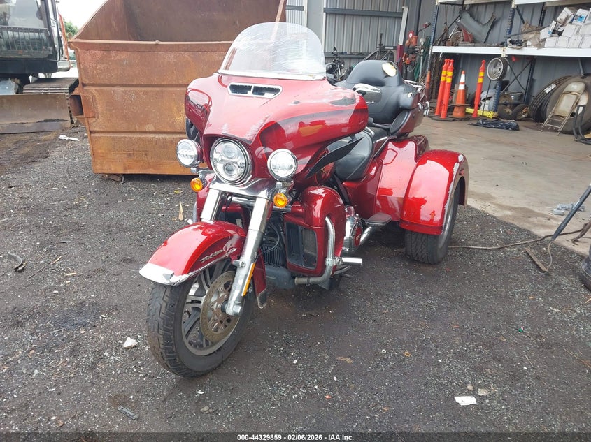 2023 HARLEY-DAVIDSON TRI GLIDE ULTRA MOTO 2