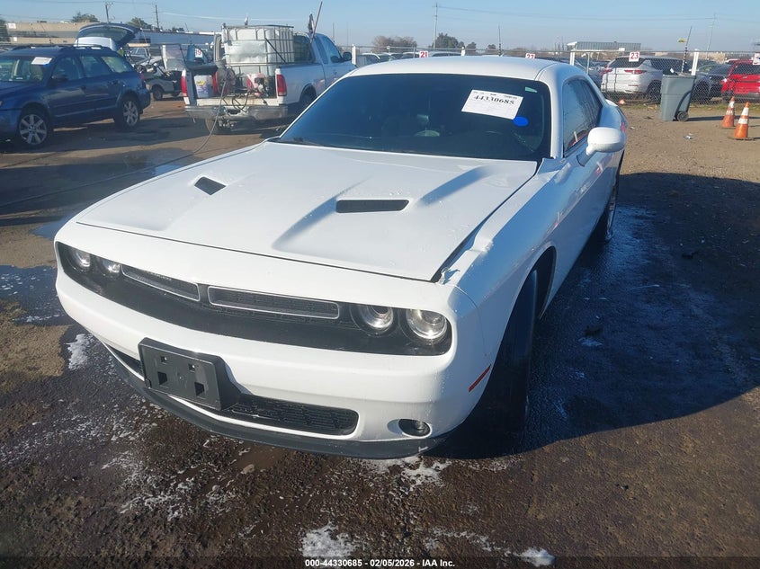 2C3CDZAG9KH731384 2019 Dodge Challenger 3.6 Sxt white