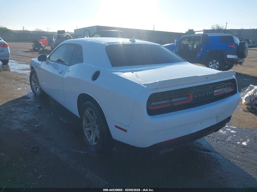 2C3CDZAG9KH731384 2019 Dodge Challenger 3.6 Sxt white