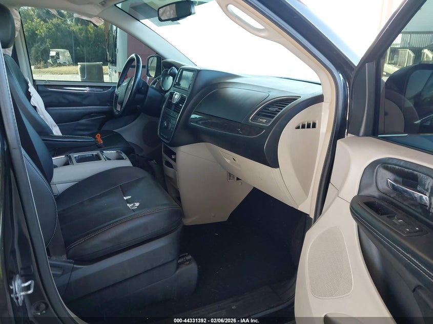 2016 Chrysler Town & Country Touring