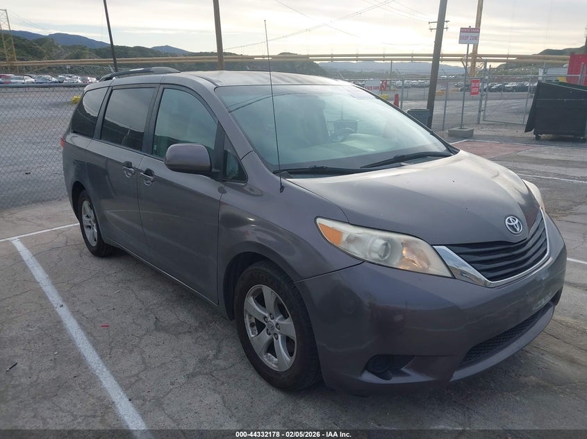 2013 Toyota Sienna Le V6 8 Passenger