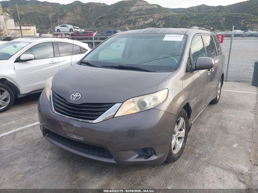 2013 Toyota Sienna Le V6 8 Passenger