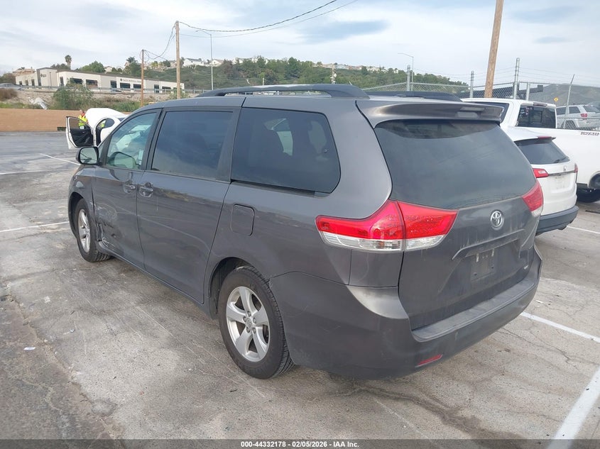 2013 Toyota Sienna Le V6 8 Passenger
