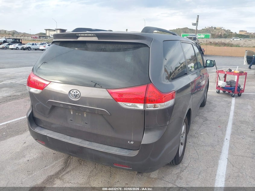 2013 Toyota Sienna Le V6 8 Passenger