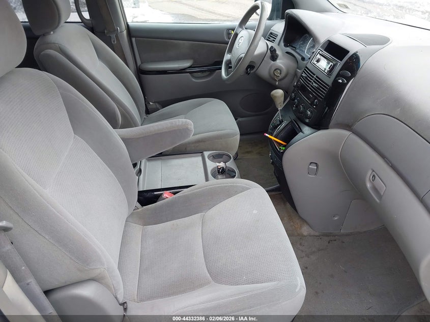 2005 Toyota Sienna Le
