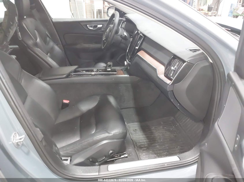 2024 Volvo S60 B5 Plus Dark Theme