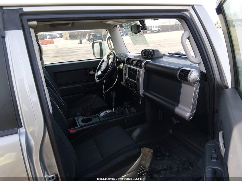 2010 TOYOTA FJ CRUISER auction photo 5