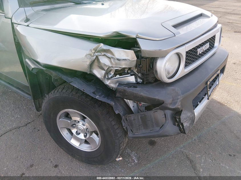 2010 TOYOTA FJ CRUISER auction photo 6