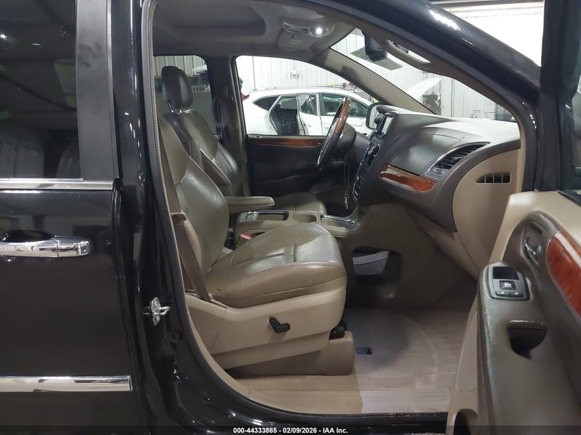 2016 Chrysler Town & Country Limited Platinum