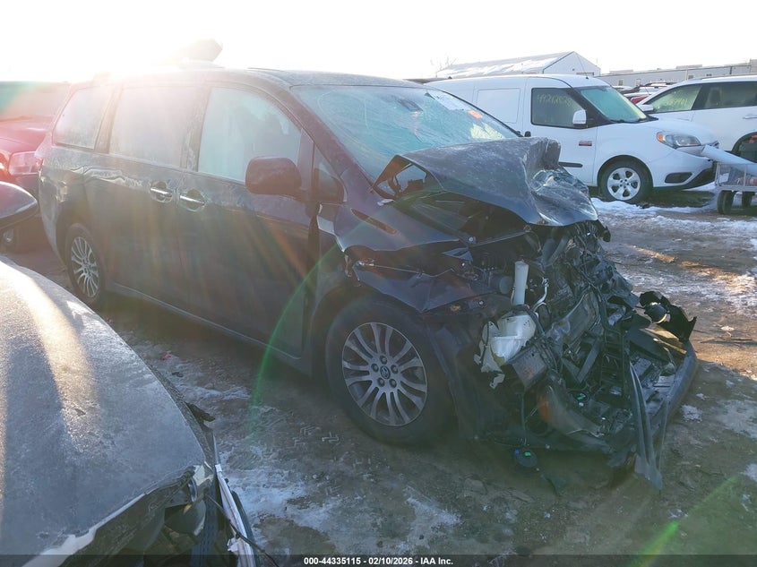 TOYOTA SIENNA XLE 8 PASSENGER