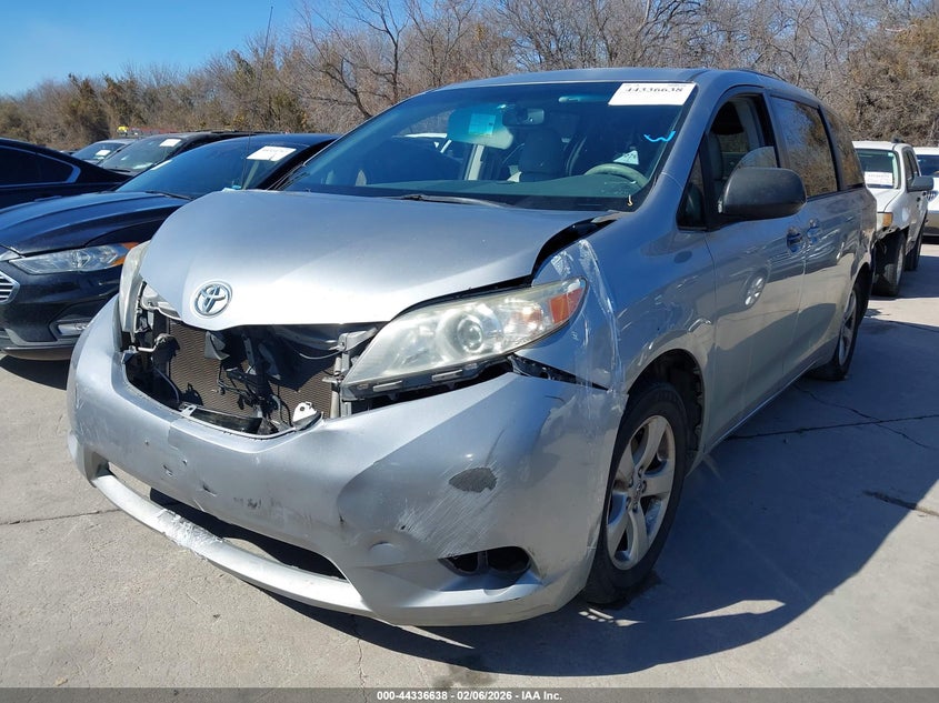 2012 Toyota Sienna Le V6 8 Passenger