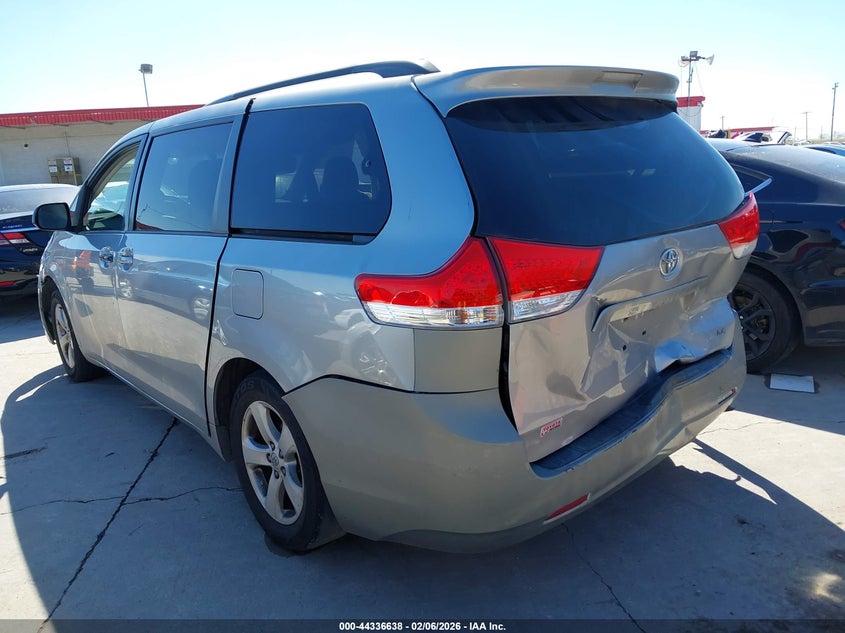 2012 Toyota Sienna Le V6 8 Passenger