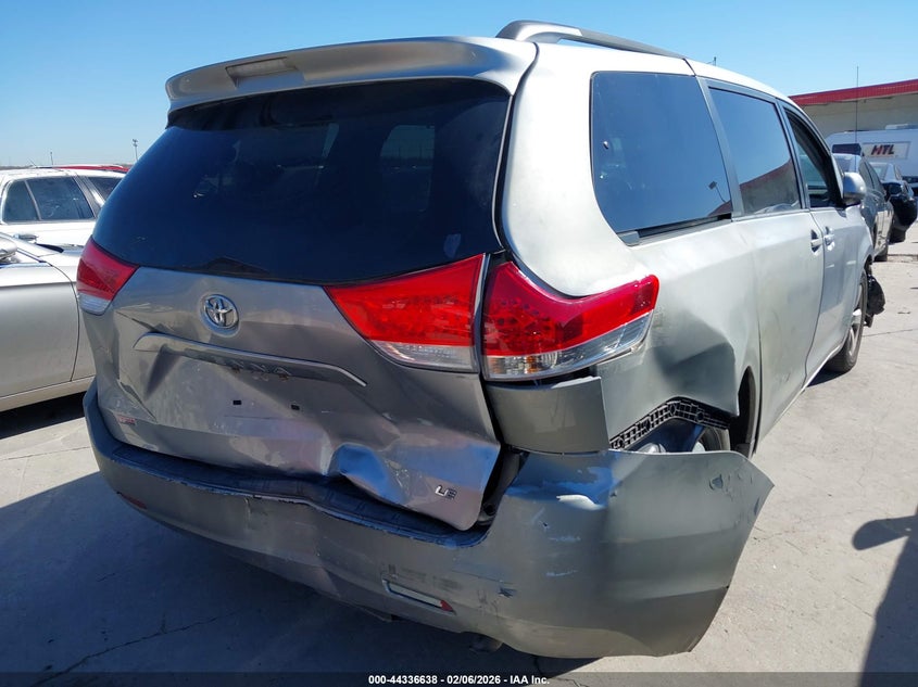 2012 Toyota Sienna Le V6 8 Passenger
