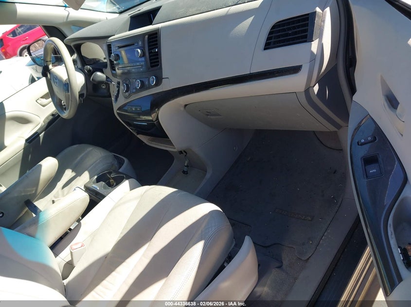 2012 Toyota Sienna Le V6 8 Passenger
