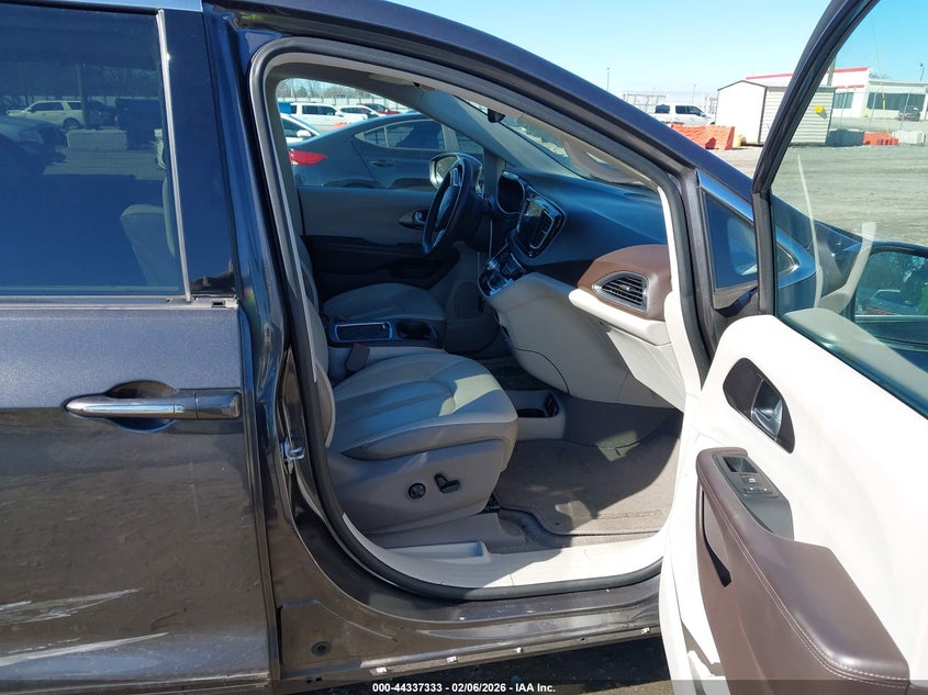 2017 Chrysler Pacifica Touring-L Plus