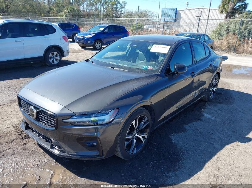 2024 Volvo S60 B5 Core Dark Theme