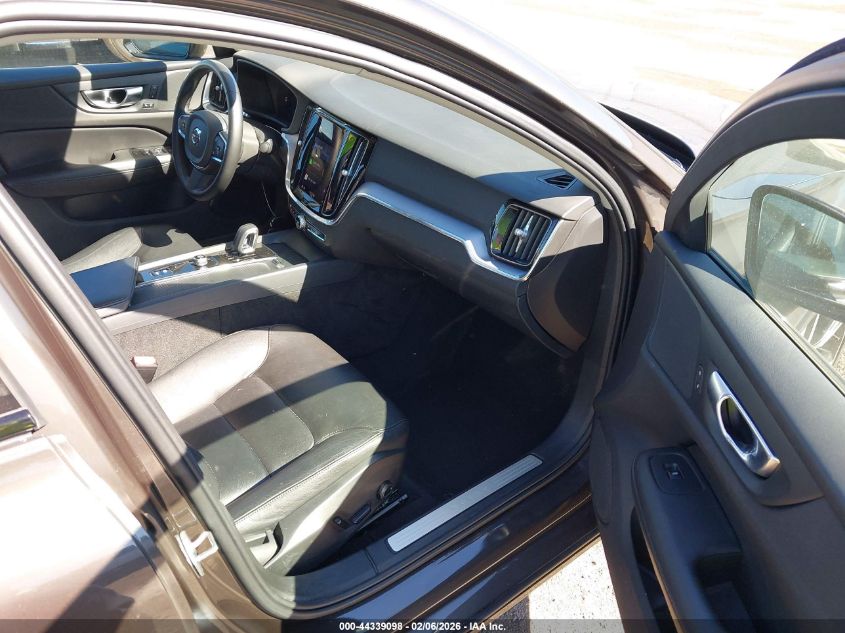 2024 Volvo S60 B5 Core Dark Theme