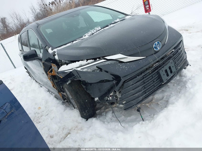 2025 Toyota Sienna Xle