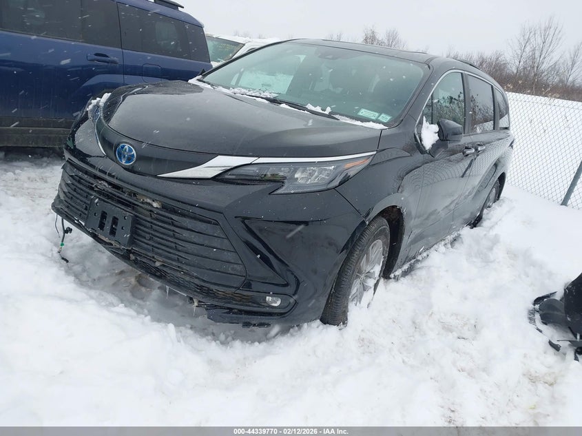 2025 Toyota Sienna Xle