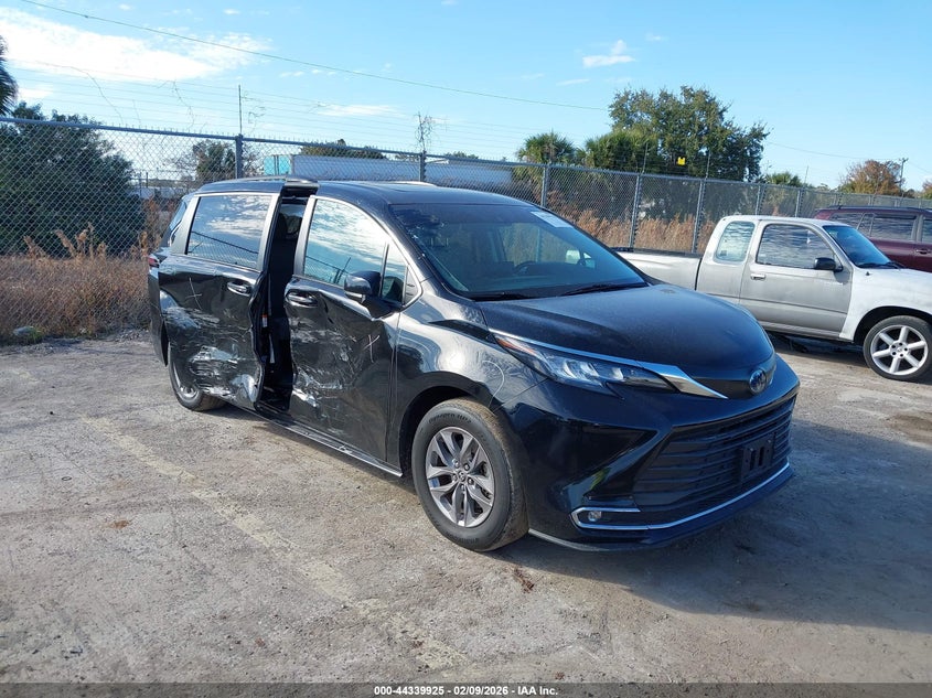 5TDYRKEC1PS168633 2023 Toyota Sienna Xle auction photo 1