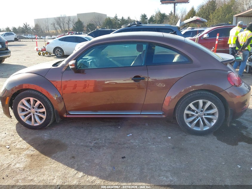 2017 Volkswagen Beetle #Pinkbeetle/1.8T Classic/1.8T S VIN: 3VWF17AT8HM625342 Lot: 44341967