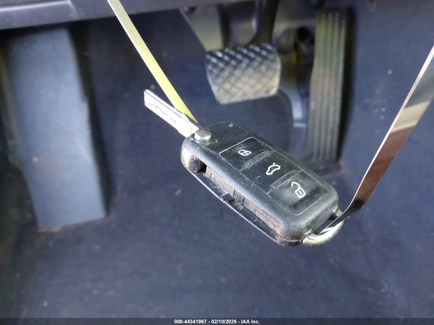 2017 Volkswagen Beetle #Pinkbeetle/1.8T Classic/1.8T S VIN: 3VWF17AT8HM625342 Lot: 44341967