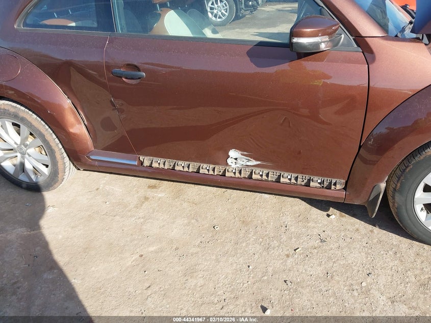 2017 Volkswagen Beetle #Pinkbeetle/1.8T Classic/1.8T S VIN: 3VWF17AT8HM625342 Lot: 44341967