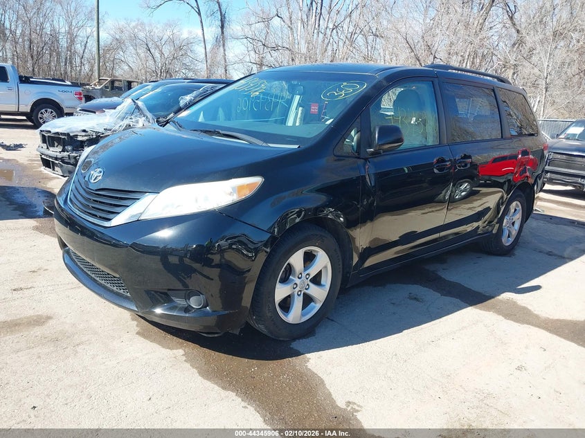 2012 Toyota Sienna Le V6 8 Passenger