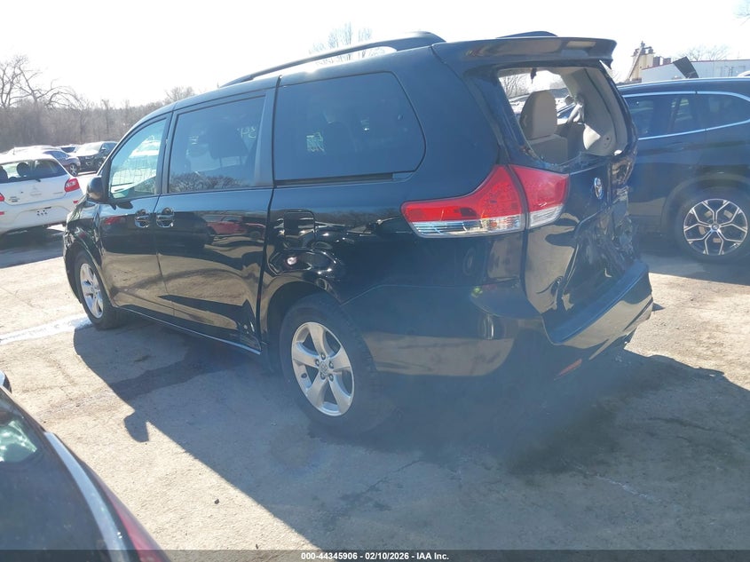 2012 Toyota Sienna Le V6 8 Passenger