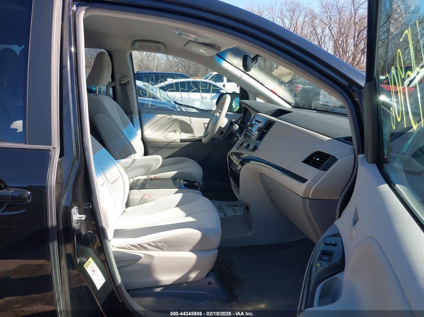 2012 Toyota Sienna Le V6 8 Passenger