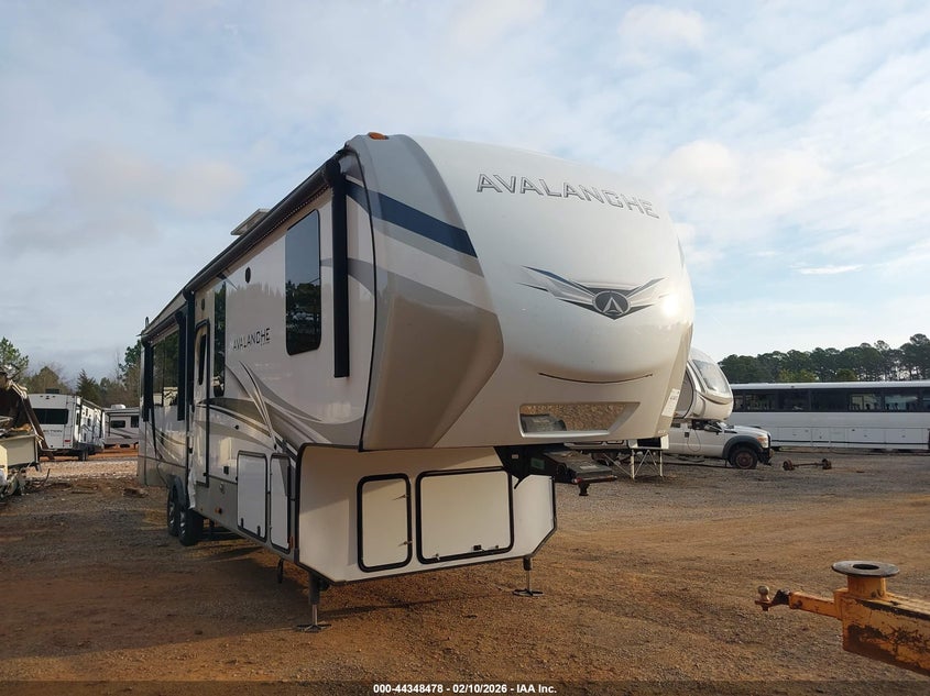 4YDFAVR22NE760737 KEYSTONE AVALANCHE Photo 1